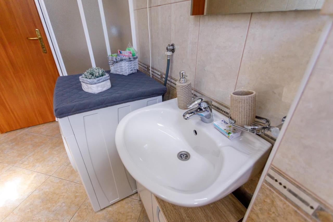 Nono Jure , Private Pool & Sauna Milna  Bagian luar foto